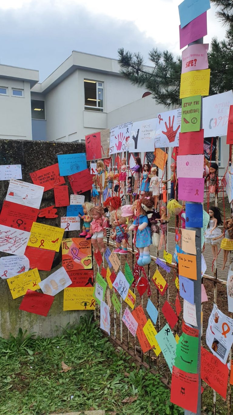 Scopri di più sull'articolo LE DONNE NON SONO BAMBOLE: AL COMPRENSIVO ‘BRIGIDA’ UNA INSTALLAZIONE TEMPORANEA CONTRO LA VIOLENZA DI GENERE