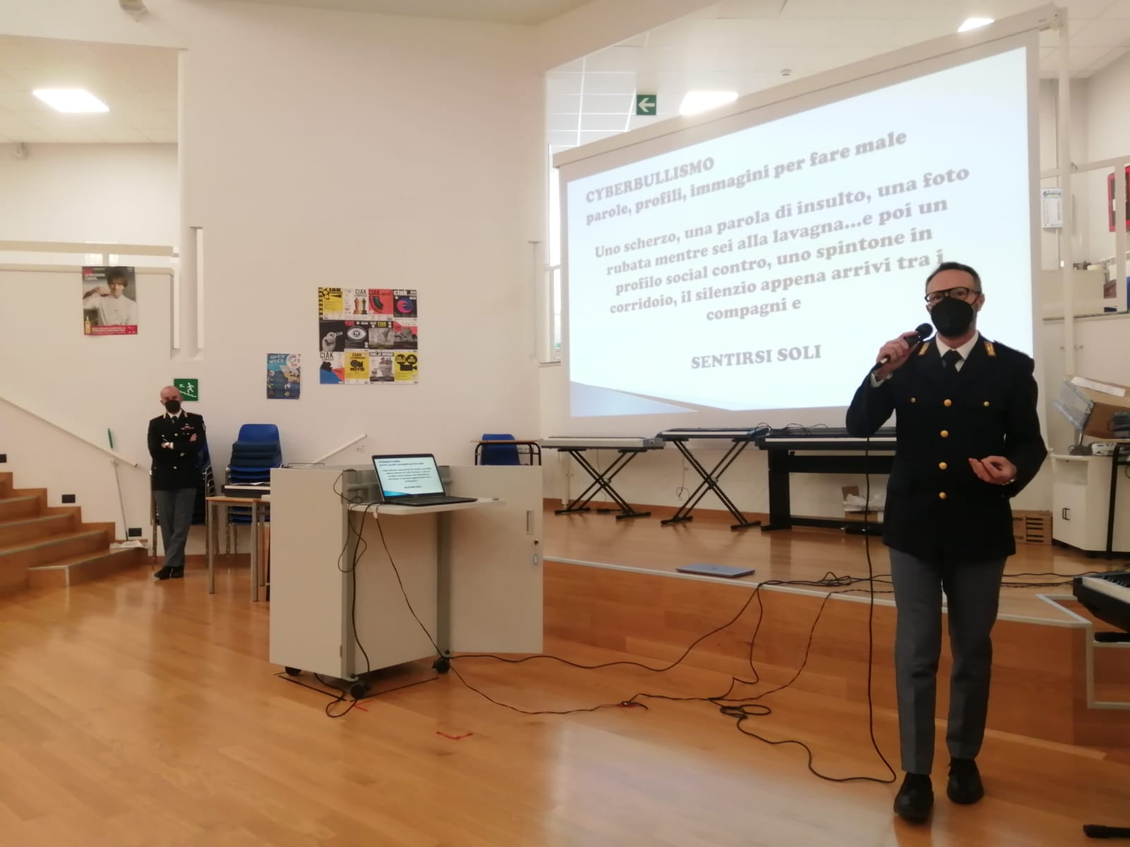 Scopri di più sull'articolo Le parole fanno più male delle botte, la Polizia Postale in cattedra alla “Brigida”