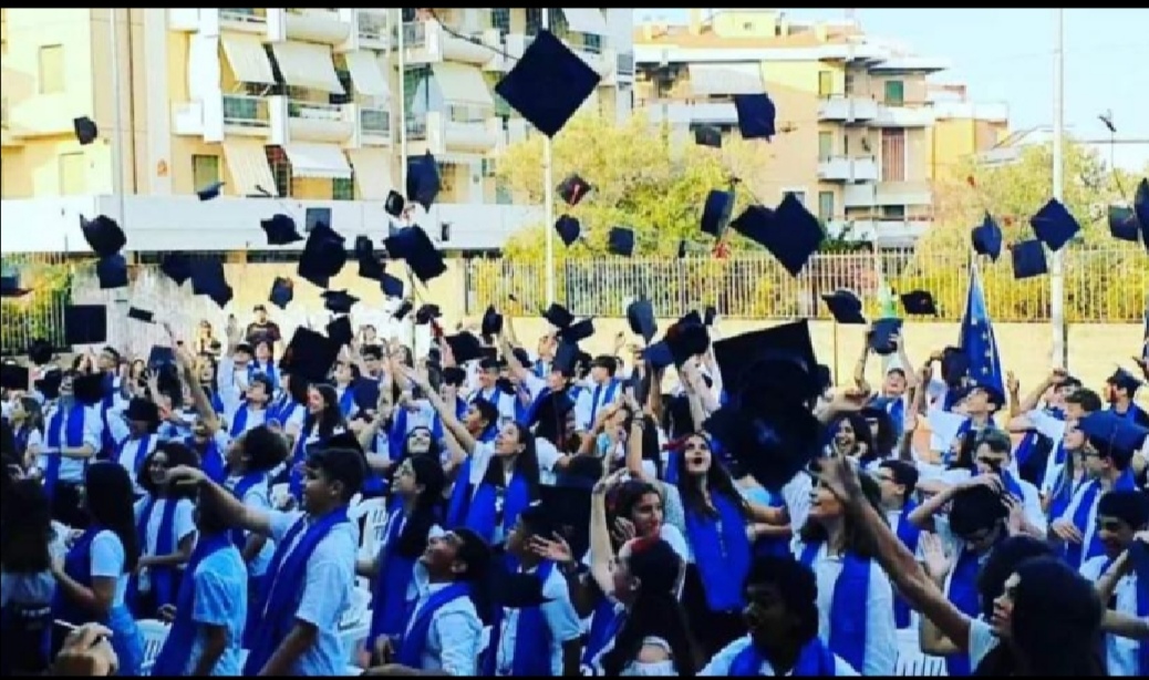 Scopri di più sull'articolo Il giorno dei diplomi : graduation day per salutare gli alunni dell’ Istituto Brigida