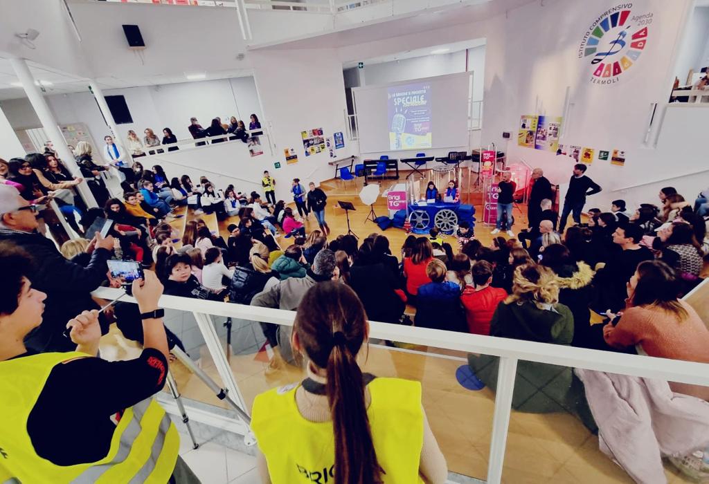 Scopri di più sull'articolo La scuola presentata dagli studenti: successo per “LA BRIGIDA IN DIRETTA”, il primo Open Day della secondaria di I grado