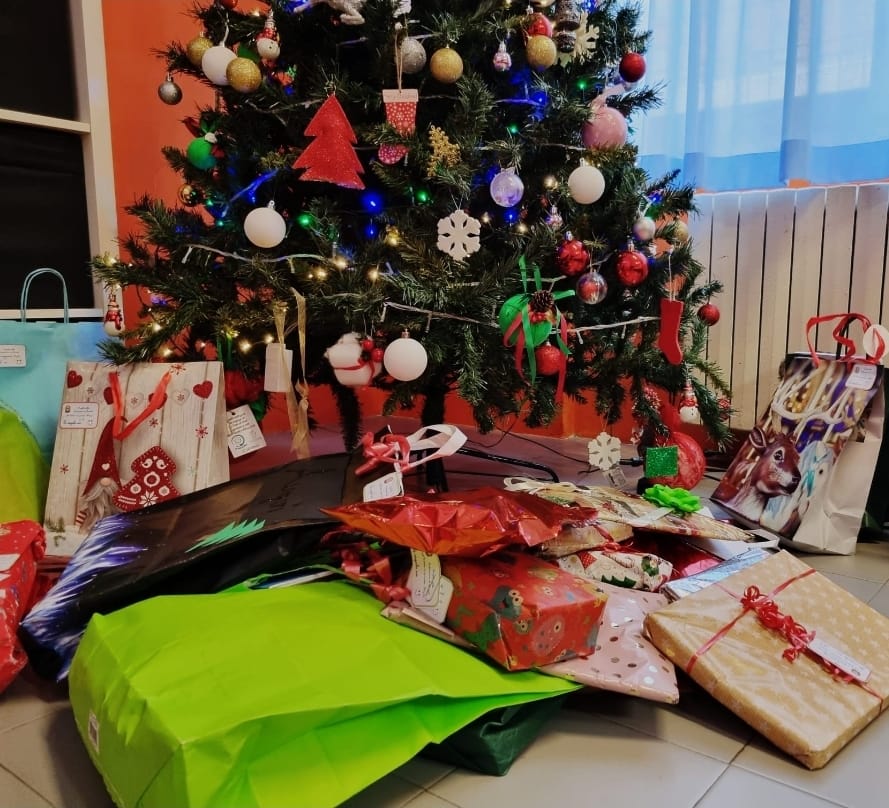 Scopri di più sull'articolo La scuola come palestra di vita, gli alunni della Brigida regalano un sorriso e… pacchi dono ai ragazzi meno fortunati