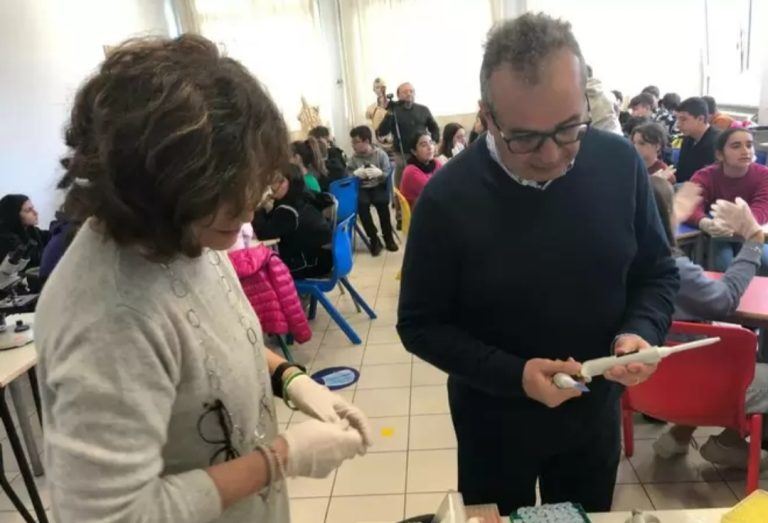 Scopri di più sull'articolo I segreti del Dna: i ricercatori termolesi Servillo e Della Fazia tornano alla Brigida per una lezione con microscopio